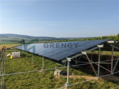 地面に設置されたソーラーパネル